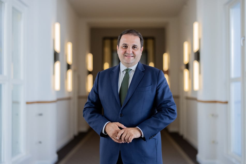 NRW-Europaminister Nathanael Liminski (40, CDU) darf den Kölner Dom weiterhin ohne Eintritt betreten.