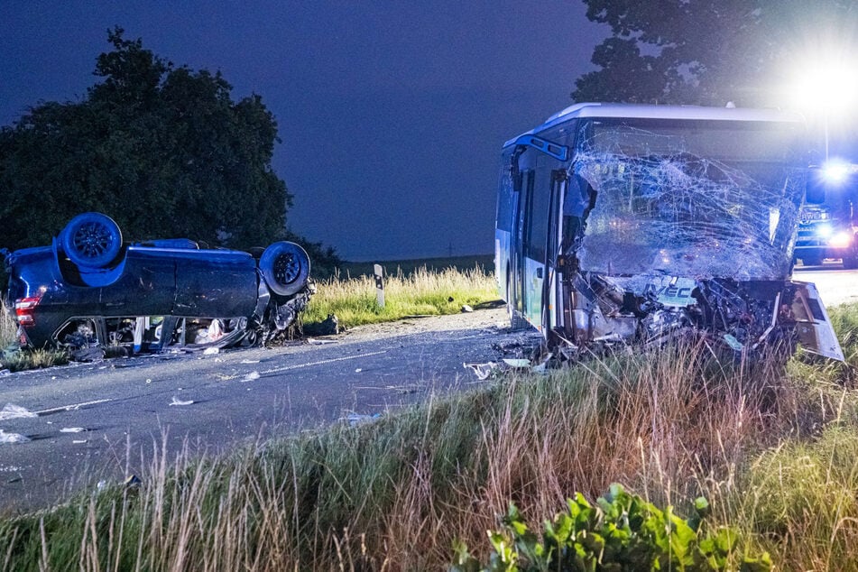 Aus noch ungeklärter Ursache war der Toyota in den Gegenverkehr geraten, wo der Wagen in den Linienbus krachte.