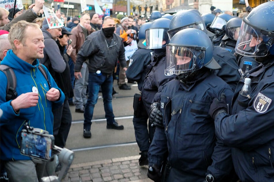Polizisten und TV-Team bei Leipziger Corona-Demo bedroht: "Ihr seid bald alle dran!"