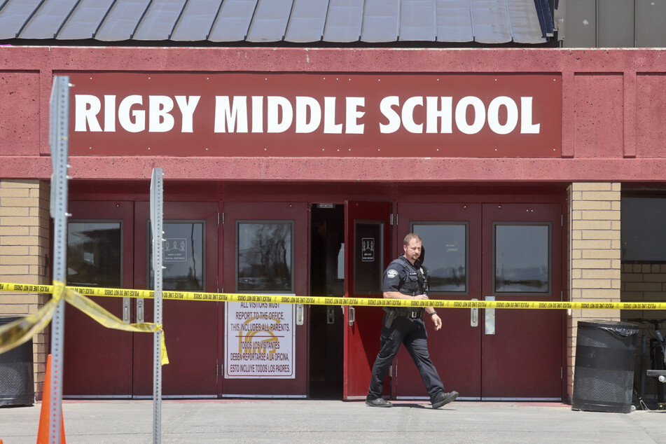 Ein Polizist am Tatort der Schießerei in der Rigby Middle School.