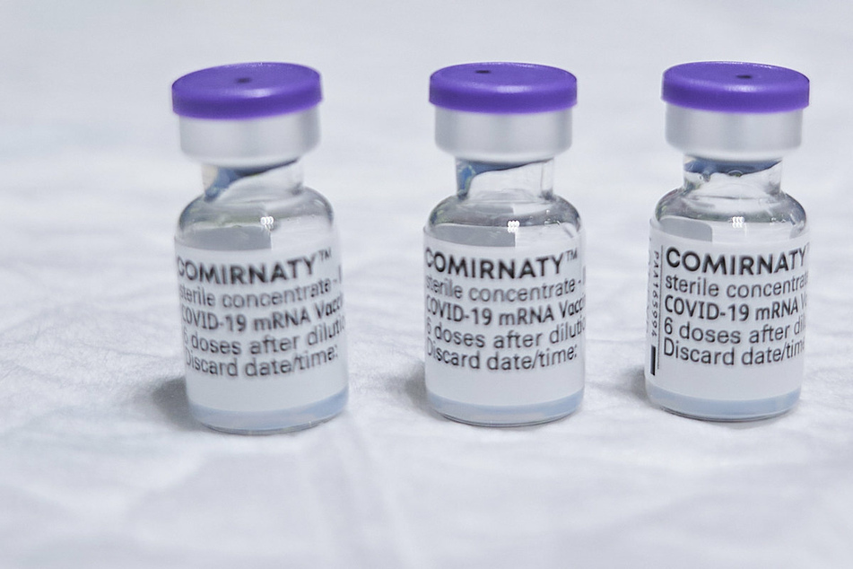 Fläschchen mit dem Corona-Impfstoffs Comirnaty des Herstellers Pfizer/BioNTech.