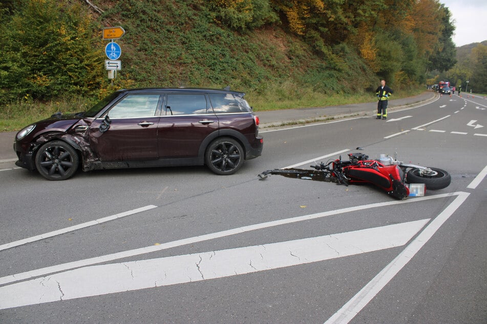 Heftiger Kreuzungscrash: Biker wird über Motorhaube geschleudert und schwer verletzt