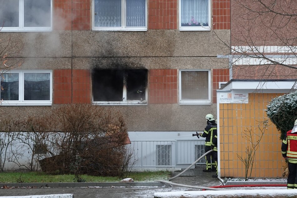 Im einem Mehrfamilienhaus im Leipziger Stadtteil Grünau hat es am Samstagmorgen gebrannt.