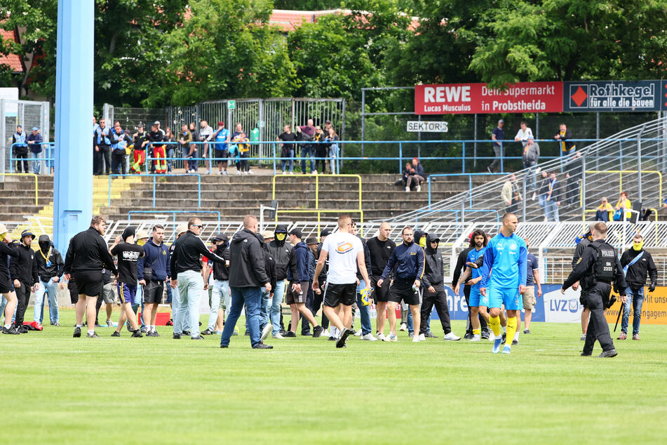 Nachdem FSV-Fans mindestens eine Zaunfahne entwendet hatten, stürmten Lok-Ultras den Platz.