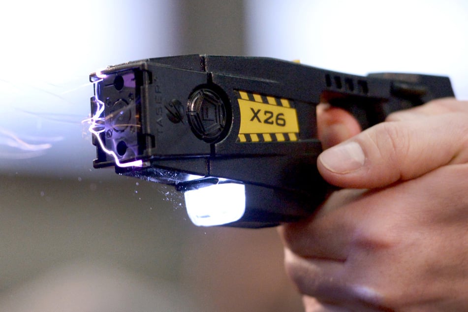 Taser sollen künftig zur Standardausrüstung der Polizei gehören.