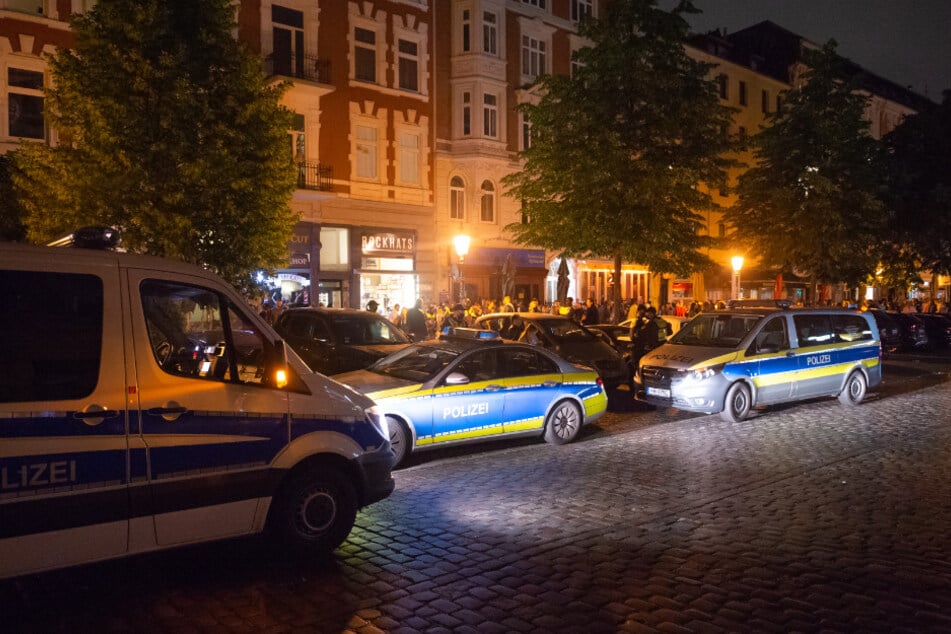 Mehrere Streifenwagen stehen in der Hamburger Schanze.