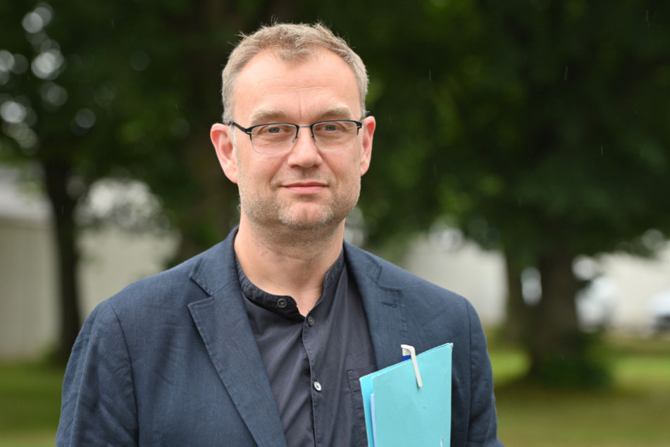 Das Landesamt für Schule untersucht die Verletzung der Meldepflicht, sagte Sprecher Clemens Arndt (47). Mitschüler Valeriias werden psychologisch betreut.