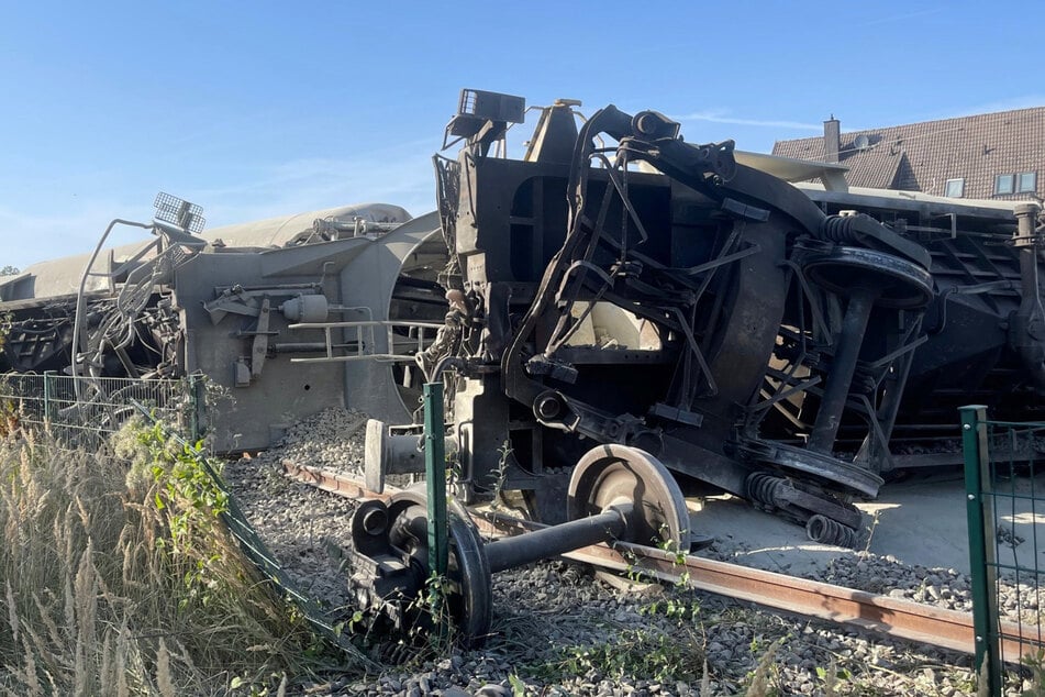 Güterzug mit Zement entgleist: Lokführer stirbt bei Unglück