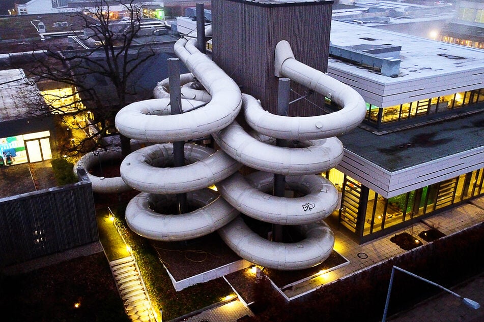 In der Salztherme Lüneburg (Salü) wird auf einer 140 Meter langen Wettkampfrutsche hinuntergerutscht. (Archivbild)