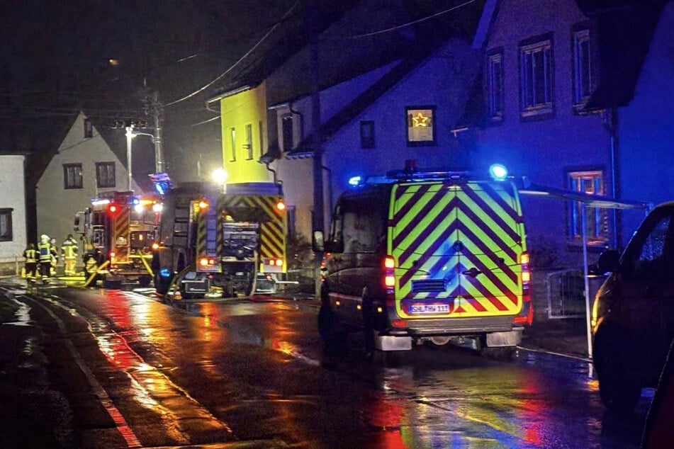 Die Feuerwehrleute konnten die Flammen löschen, dennoch entstand ein enormer Sachschaden.