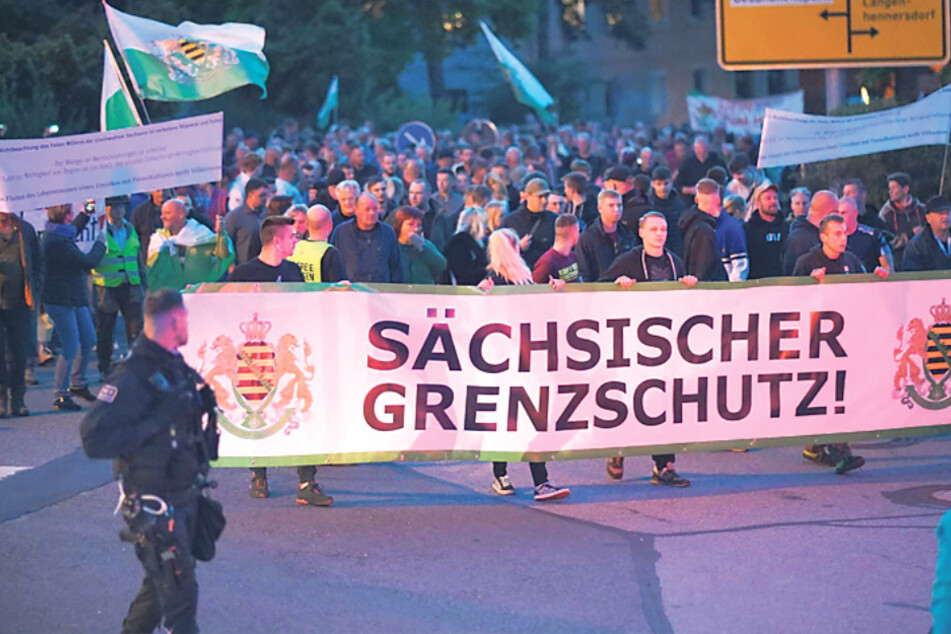 Rund 3000 Demonstranten waren dem Ruf der rechtsextremen "Freien Sachsen" gefolgt.