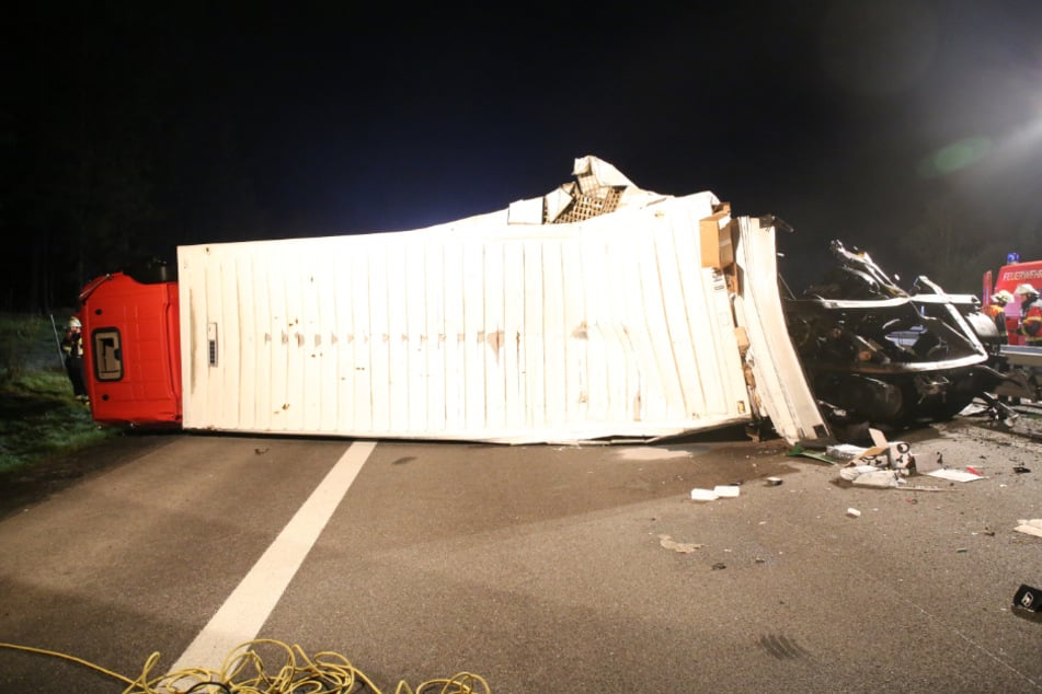 Ein umgekippter Sattelzug liegt auf der A93.
