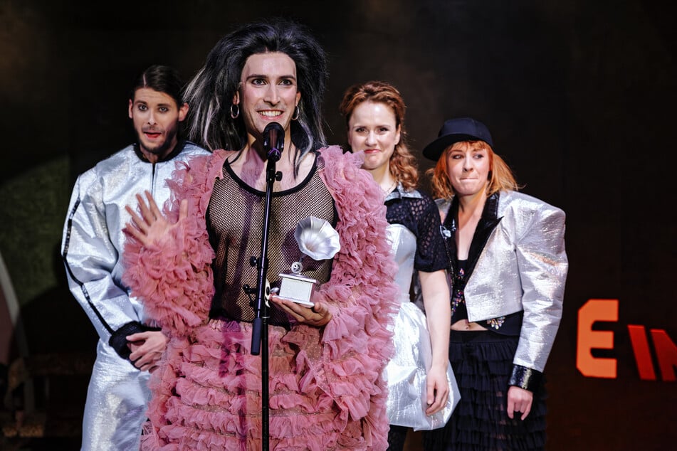 Das Stück handelt von einer Magdeburger Teenie-Band und ist deutlich an Tokio Hotel angelehnt.