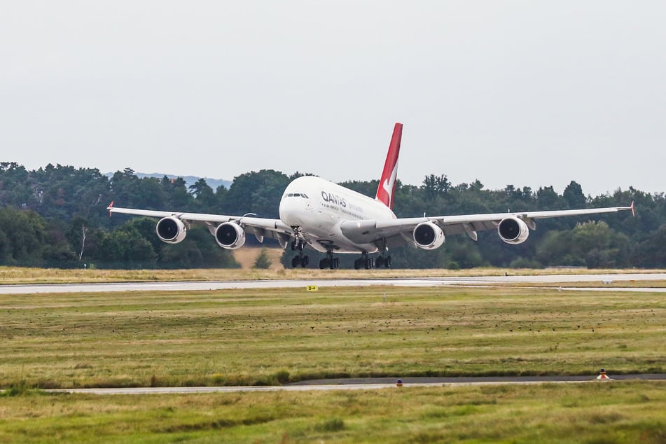 9.55 Uhr: Der Airbus A380 von Qantas setzt überpünktlich am Dresdner Flughafen auf.