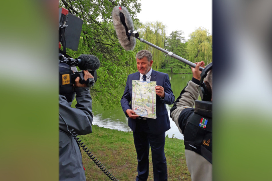Semino Rossi (57) drehte für die Muttertagsshow am Schwanenteich. Das Bild, das er in Händen hält, wird in der Sendung verschenkt.
