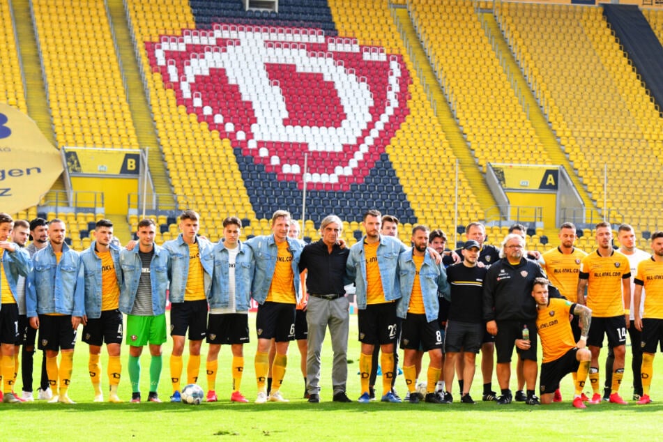 Gruppenbild mit "Pate": Ralf Minge nach dem letzten Zweitligaspiel der Dynamos am 28. Juni gegen Osnabrück. Danach stellte sich die Mannschaft mit ihm aufs Foto.