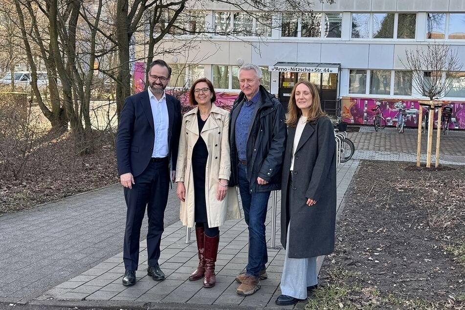 Wissenschaftsminister Sebastian Gemkow (47, CDU, v.l.n.r) freut sich mit Dr. Andrea Diekhof (Geschäftsführerin), Jörg Gaßner (Abteilungsleiter Bau/Technik) und Monika Schwarzenberg (Abteilungsleiterin Studentisches Wohnen) vom Studentenwerk Leipzig über die modernisierten Wohnheime in Leipzig.