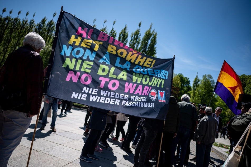 "Nein zu Krieg" ist auf diesem Banner auf einer Gedenk-Kundgebung in Berlin zu lesen.