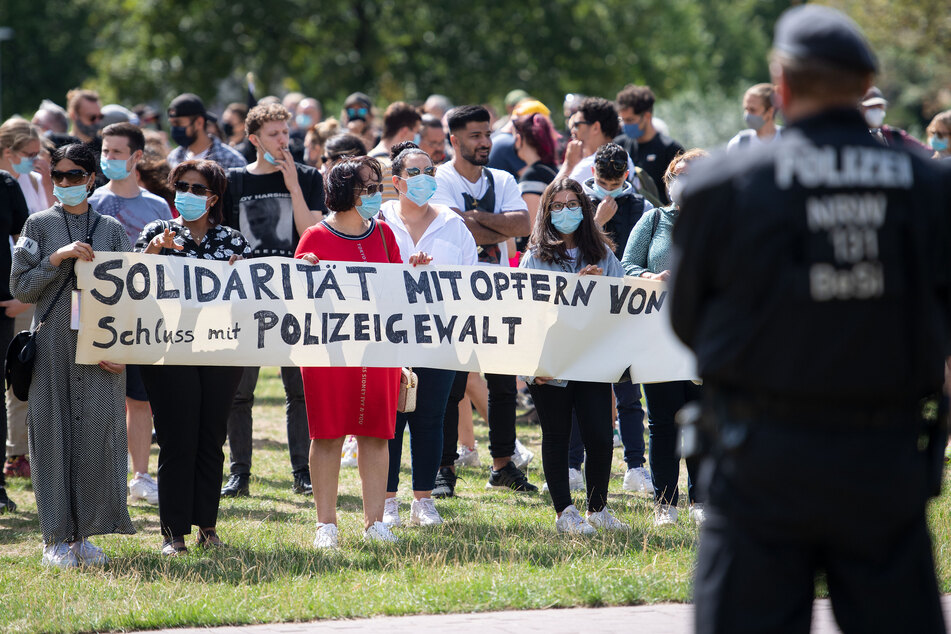Etwa 300 Menschen nahmen am Samstag in Düsseldorf an einer Demo gegen Polizeigewalt teil.