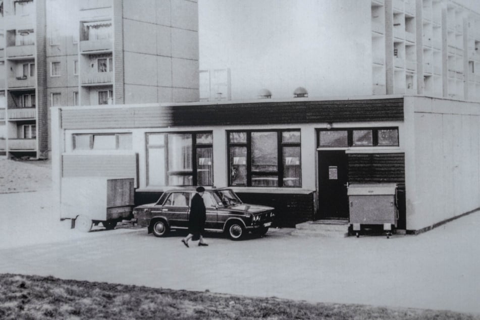 Das Foto aus den 1980er Jahren zeigt den "Würfel" im Plattenbauviertel.