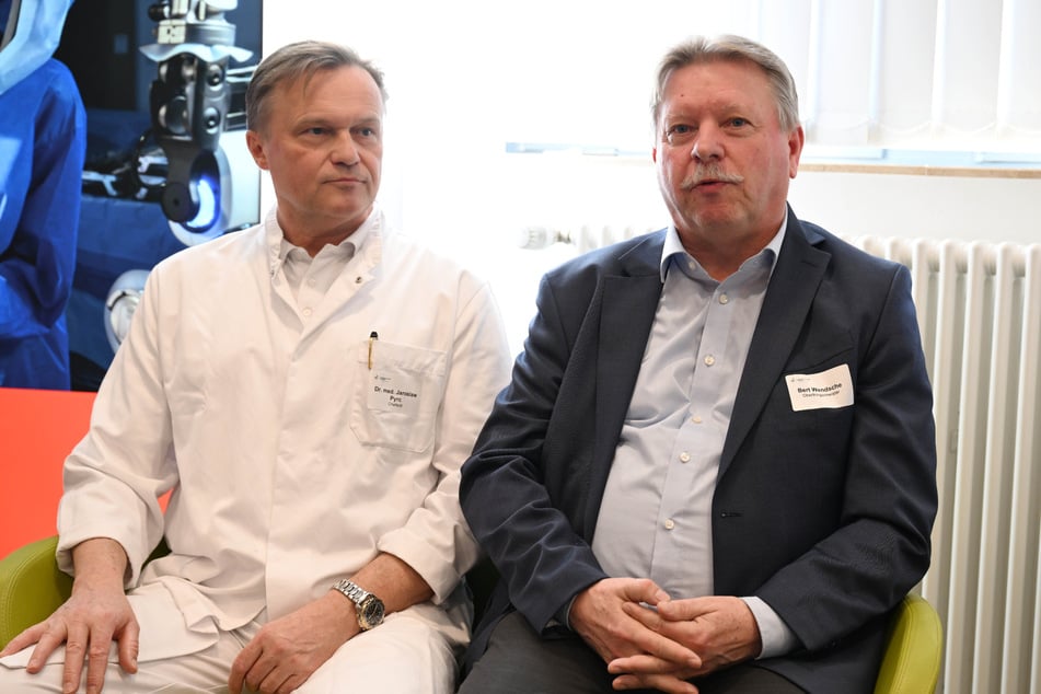Chefarzt Jaroslaw Pyrc (55, l.) und Bürgermeister Bert Wendsche (60, parteilos) während des historischen Termins am Elblandklinikum.