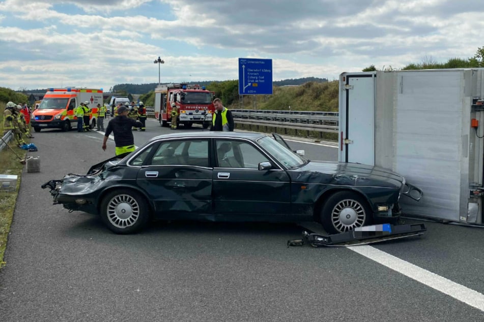 Unfall A73: Fahrerflucht nach Unfall: Jaguar kracht in Kleintransporter und Porsche
