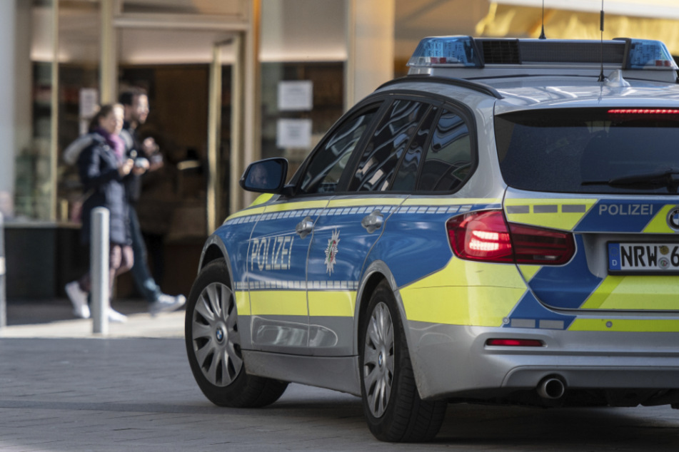 Ein Streifenwagen der Polizei steht auf einer Straße. (Symbolbild)