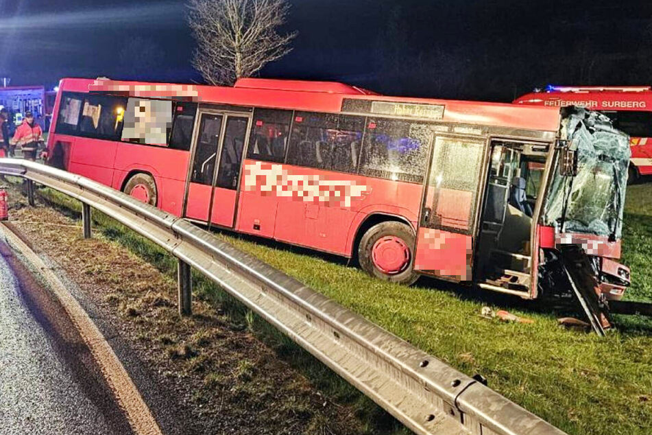 Das tonnenschwere Gefährt kam erst auf einem Grünstreifen neben der B304 zum Stillstand.