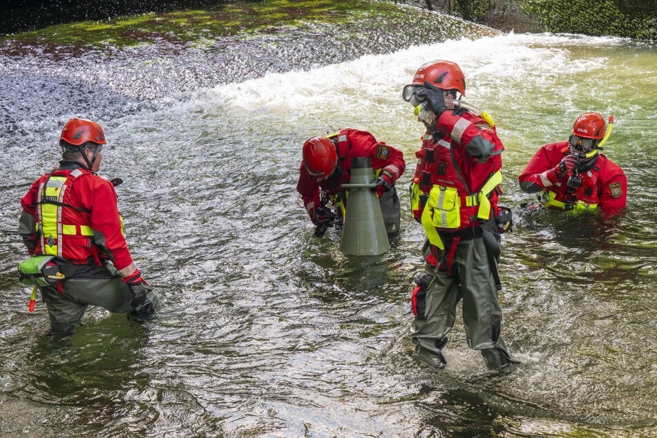 Polizeitaucher durchsuchten den Wellenbereich im abgesenkten Eisbach. Ein Fremdverschulden gilt inzwischen für ausgeschlossen.