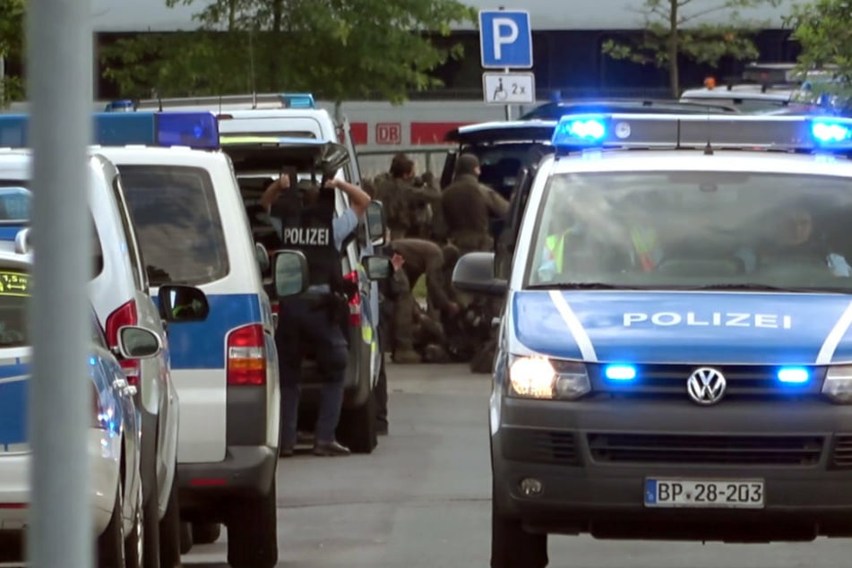 Einsatzkräfte der Bundespolizei stehen am Freitag bei ihren Fahrzeugen.