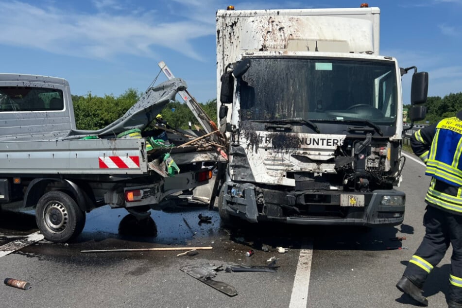 Auf der A31 sind am Dienstag zwei Menschen bei einem Unfall ums Leben gekommen. Weitere wurden verletzt.