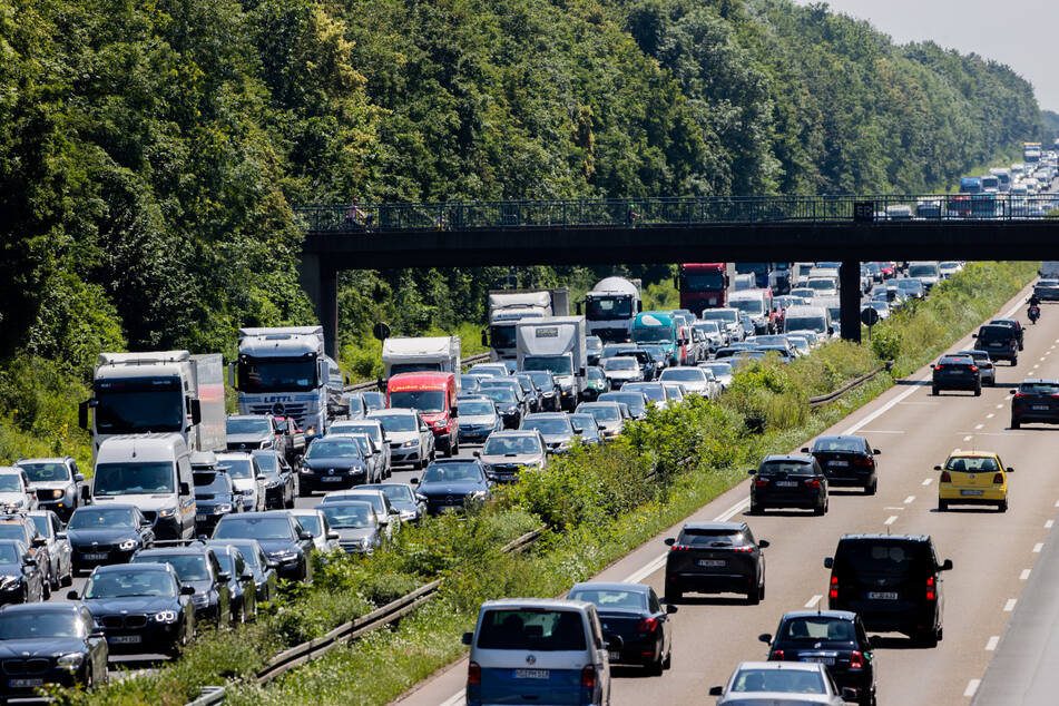 Unfall A4: A4 bei Köln: Umgekippter Lastwagen sorgt stundenlang für Chaos und Stau