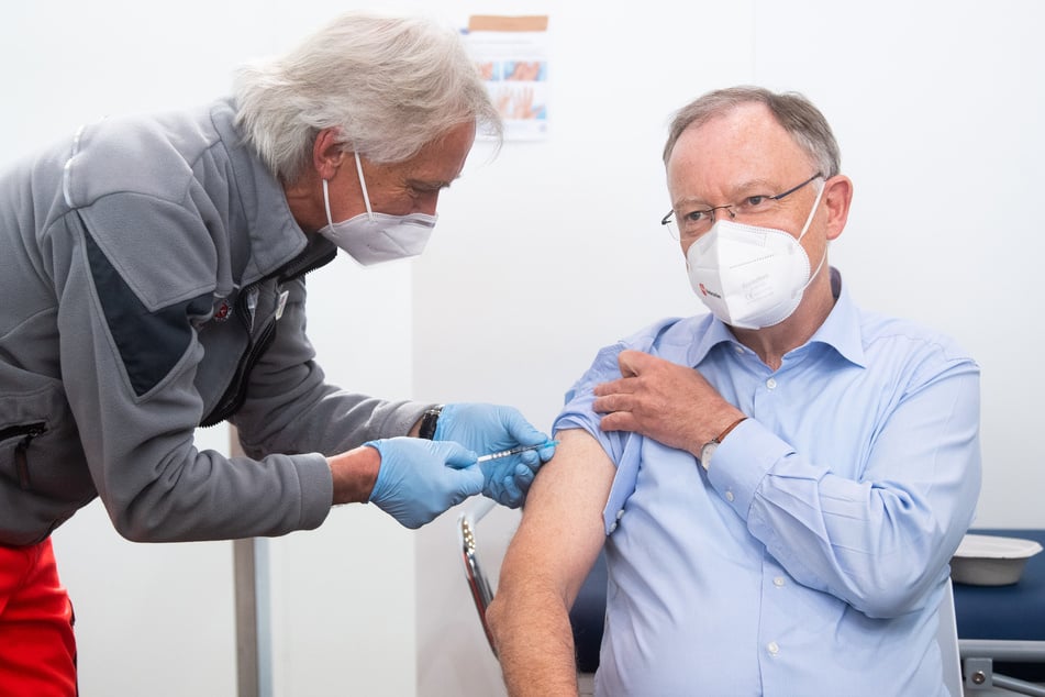 Ministerpräsident Stephan Weil (62, SPD) wird auf dem Messgelände Hannover mit dem Impfstoff AstraZeneca gegen das Corona-Virus geimpft.