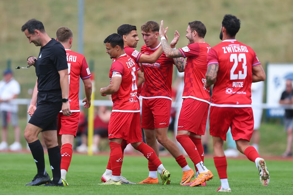Freude bei den Zwickauern nach dem 1:0 durch Cemal Sezer.