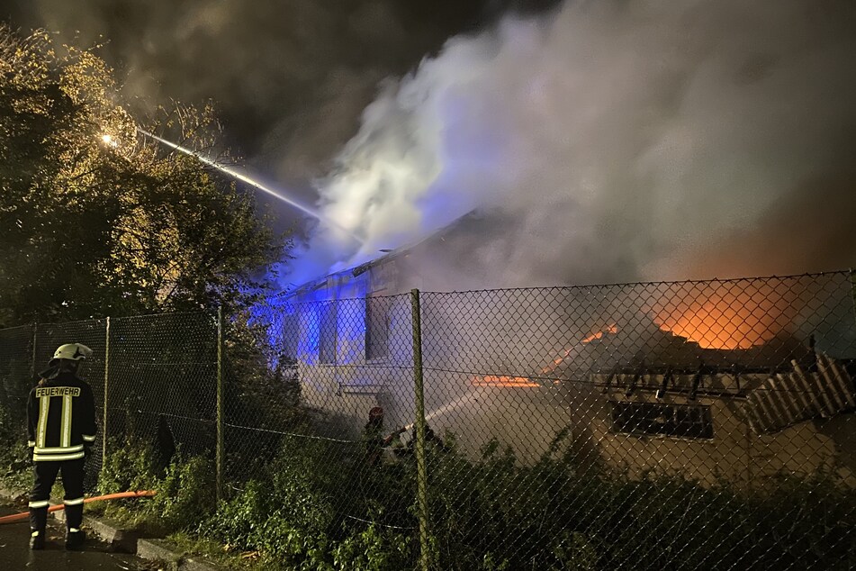 Am frühen Donnerstagmorgen stand eine Halle in Düren in Vollbrand.