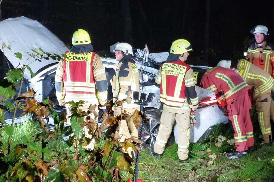 Die Feuerwehr rettete den Mann aus seinem Fahrzeug.