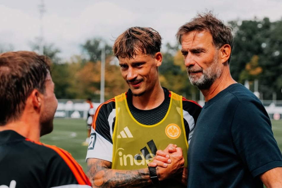Handshake mit Kapitän Robin Koch (M.) und ein Gespräch mit Mario Götze (l.), mit dem Jürgen Klopp ja eine gemeinsame Dortmunder Vergangenheit verbindet.