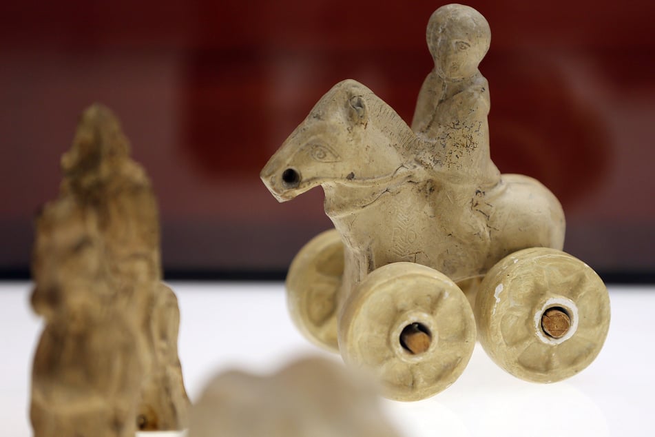 Köln: 2000 Jahre altes Spielzeug in Köln gefunden: Dieser kleine Reiter lässt Forscher rätseln!