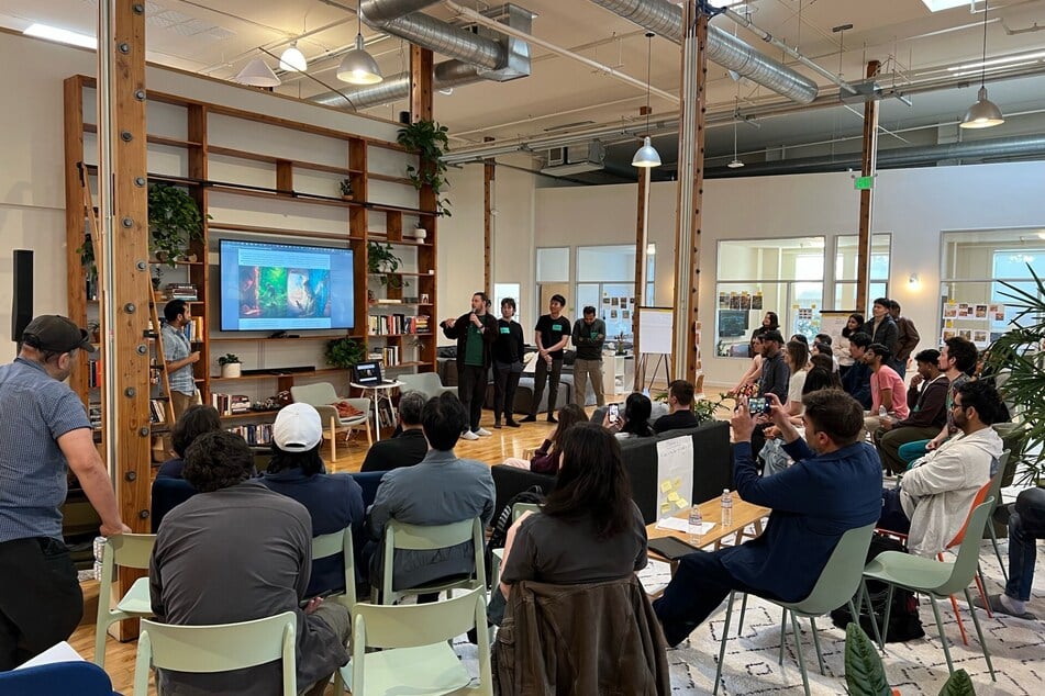 Bei seiner Reise ins Silicon Valley nahm Roth an einem Hackathon teil. Gemeinsam mit anderen Mitstreitern will er nun die Zukunftsvision von Menschen sammeln und in einem Buch abbilden.