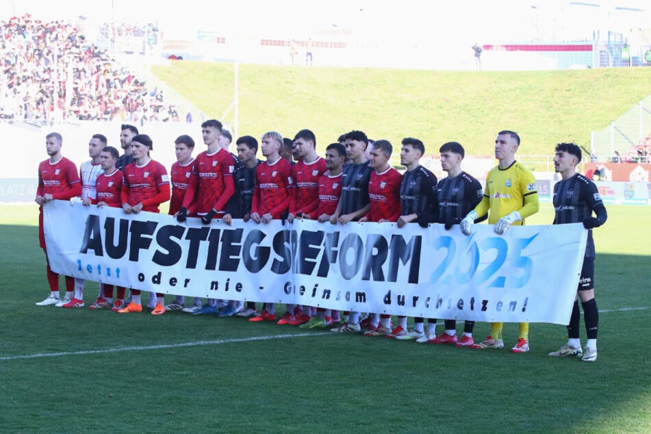 Auch beim Derby zwischen Zwickau und Chemnitz wurde das Reformbanner gezeigt.