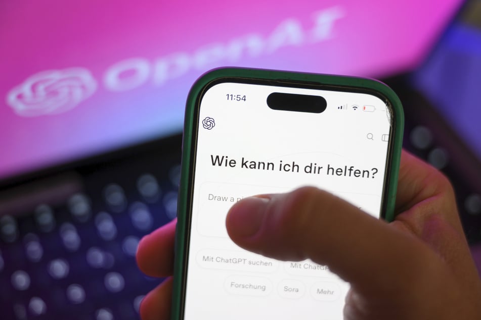 Aktuell verhindern die Richtlinien alle erotischen oder sexuellen Inhalte, die von ChatGPT generiert werden könnten. Das soll sich ab Dezember ändern.