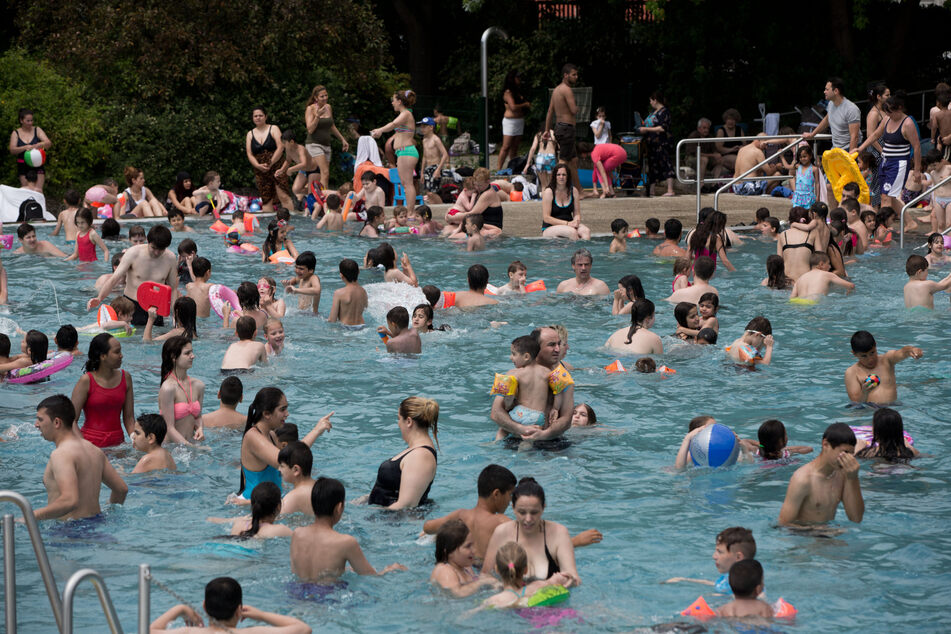 Berlin: Schon wieder Freibad-Eskalation in Berlin: Badegäste gehen auf Wachmann los