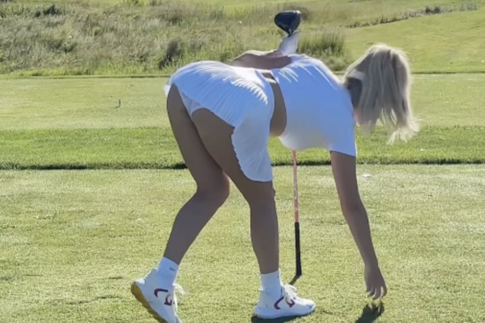 Als sich Paige Spiranac nach dem Tee bückt, blitzt ihr Höschen unter dem Rock hervor.