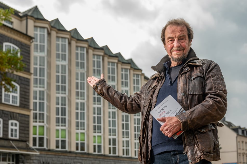 Thomas Morgenstern (67), langjähriger Leiter der Denkmalschutzbehörde, vor der ehemaligen Wollfabrik des jüdischen Unternehmers Hans Bernstein.