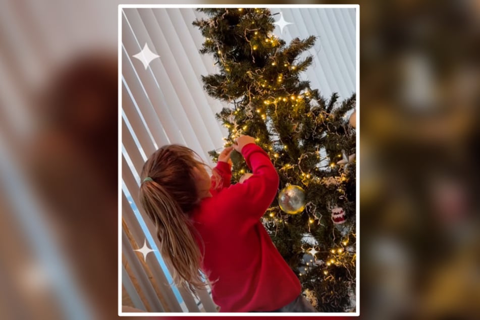 Tochter Josephine durfte in diesem Jahr den Weihnachtsbaum schmücken - Ende November!