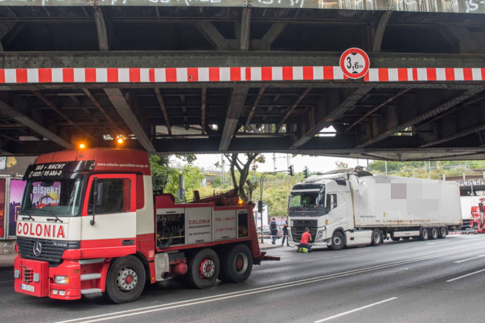 Der weiße Lkw krachte mit seinem Anhänger gegen die Brücke auf der Inneren Kanalstraße.