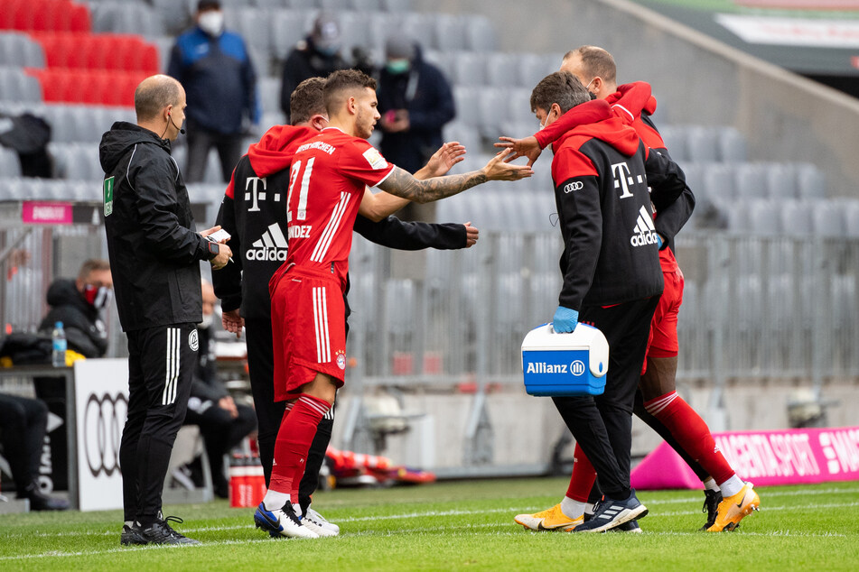 Unschöner Auftakt der Partie: Alphonso Davies (r./gestützt von zwei Medizinern) musste verletzt vom Platz, für ihn kam Lucas Hernández ins Spiel.