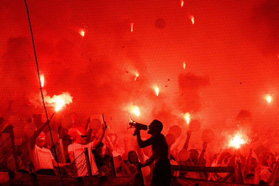 Die Fans des 1. FC Union Berlin tauchten das Stadion in rotes Pyrolicht.