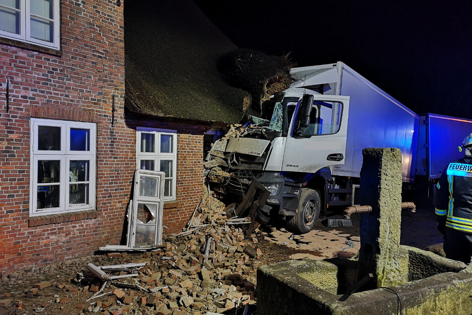 Der Lastwagen richtete am Haus großen Schaden an.