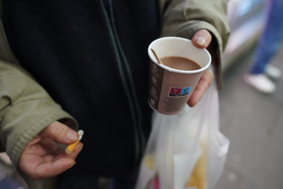 Heißgetränke wie Kaffee und Tee werden von den Obdachlosen dankend angenommen.
